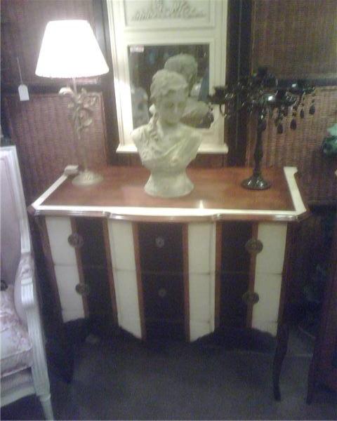 En nuestra tienda de Juan Bravo 41 acabamos de recibir la coleccion 2009 de muebles lacados en diversos acabados. Podrá encontrar desde comedores en madera de cerezo, cómodas lacadas de...